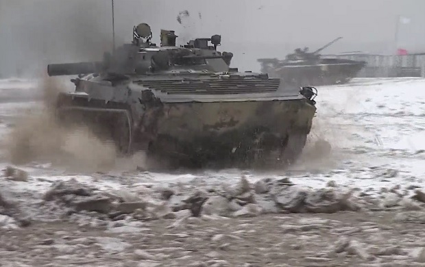 Руски БМП 2 на маневрима: Ватрена моћ и покретљивост на делу  (ВИДЕО)